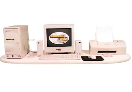 Ma oe! Hoje motivo de zoação, o PC do Milhão já foi desejo de muita gente. Para a época, o computador era muito bom e vinha completo: caixas de som, impressora e até microfone!