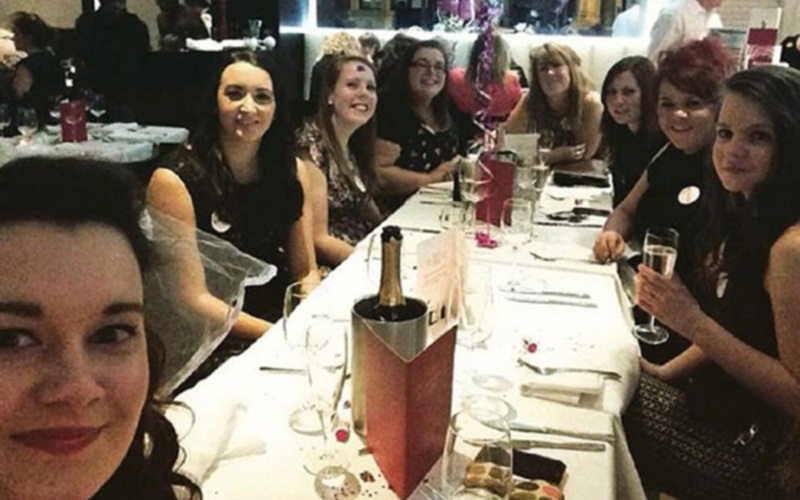 Melissa Grogan-Morgan celebrou seu casamento com um grupo de 17 amigas no restaurante 47 King Street West, em Manchester, na Inglaterra. Depois de ela reclamar da má educação dos funcionários, no Facebook, um dos empregados chamou o grupo, no Twitter, de 'feio' e de 'lixo de adolescentes baratas'
