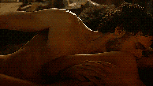 Apesar do romantismo dessa cena (afinal, são dois jovens apaixonados lutando para que o amor supere a palavra dada), Robb e Talisa exalam sensualidade em sua primeira vez.