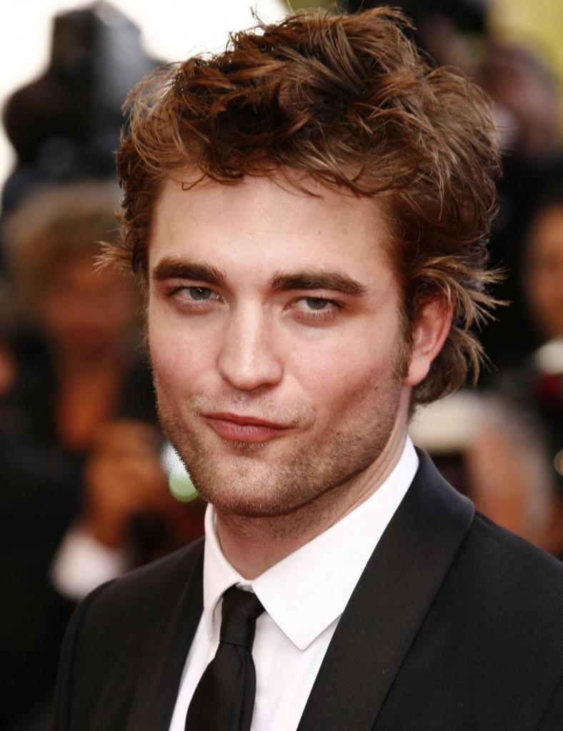 A carinha fofinha do Robert Pattinson virou...