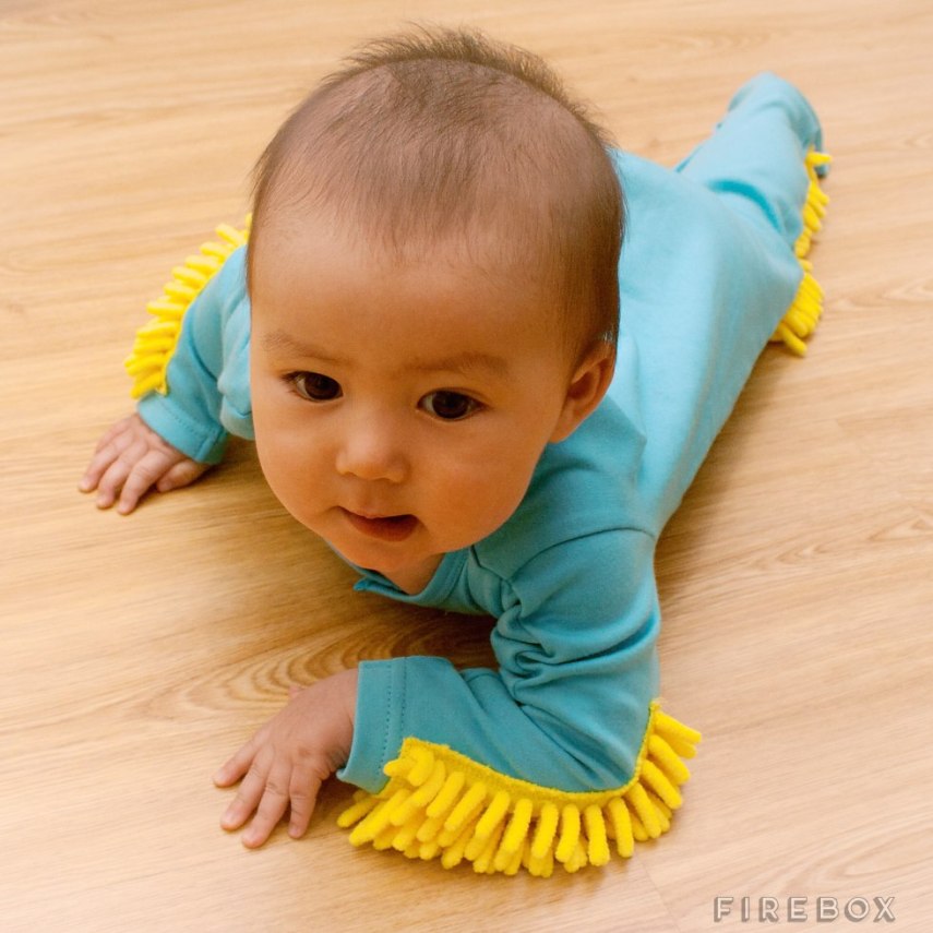 Se o seu bebê vive sujando roupinhas caras ao rastejar pela casa, por que não transformá-lo em uma máquina de limpar o chão? O Baby Mop, uma invenção japonesa, custa o equivalente a R$ 120 (sim, é uma roupinha cara)