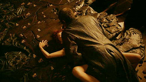 Quem não lembra de como a sombra que matou Renly Baratheon foi concebida? A cena em que Stannis manda ver com Melisandre em cima da mesa com estratégias de guerra é muito sexy.