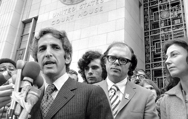 Em 1971, Daniel Ellsberg, um ex-funcionário do Pentágono, divulgou para o jornal “The New York Times” um estudo secreto realizado no Pentágono que mostrava como cinco presidentes mentiram para a população sobre a Guerra do Vietnã (1955-1975).

O documentário, de 2009, dirigido por Judith Ehrlich, Rick Goldsmith, reúne depoimentos de colegas de Ellsberg, da sua família, dos autores dos documentos oficiais do Pentágono, de veteranos de guerra, de ativistas anti-guerra e de jornalistas que cobriram toda a verdade.

<a href=