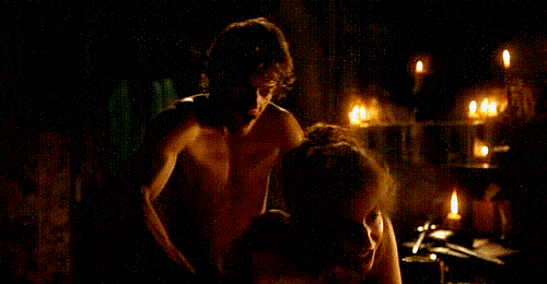 Na primeira temporada da série, antes de Ros ir para Porto Real, ela protagoniza com Theon uma cena bem caliente!
