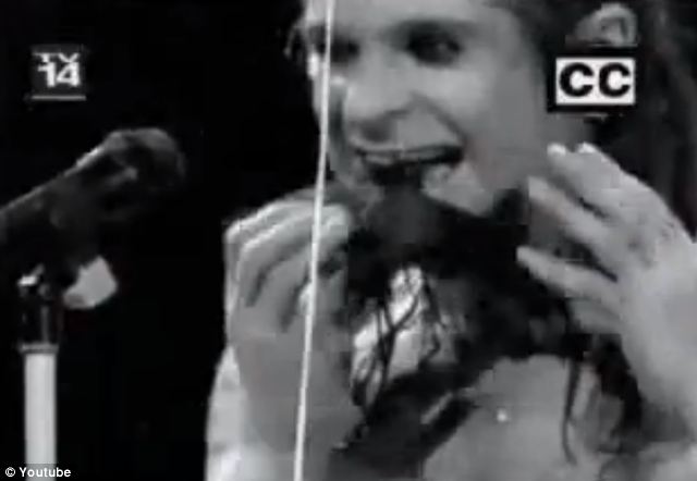 Resposta: 

Um morcego! Segundo o próprio cantor conta em sua autobiografia, o fato aconteceu em 1982 durante um show em Des Moines, Iowa. Ozzy diz que achou que o animal era de plástico e o mordeu porque achou que isso iria impressionar a plateia.