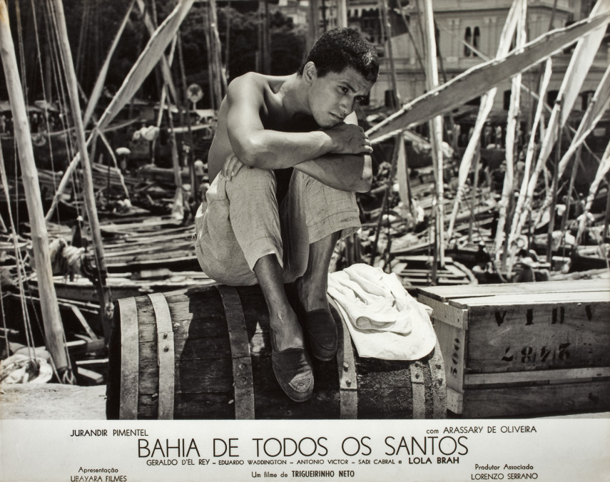 Durante a ditadura do Estavo Novo, jovem rejeitado pelos pais sobrevive de pequenos furtos no porto de Salvador e dos favores de uma amante inglesa. 

 Religião e política, autoritarismo e greve operária, adultério e racismo perpassam Bahia de Todos os Santos, que terá influência significativa na formação do movimento cinemanovista.