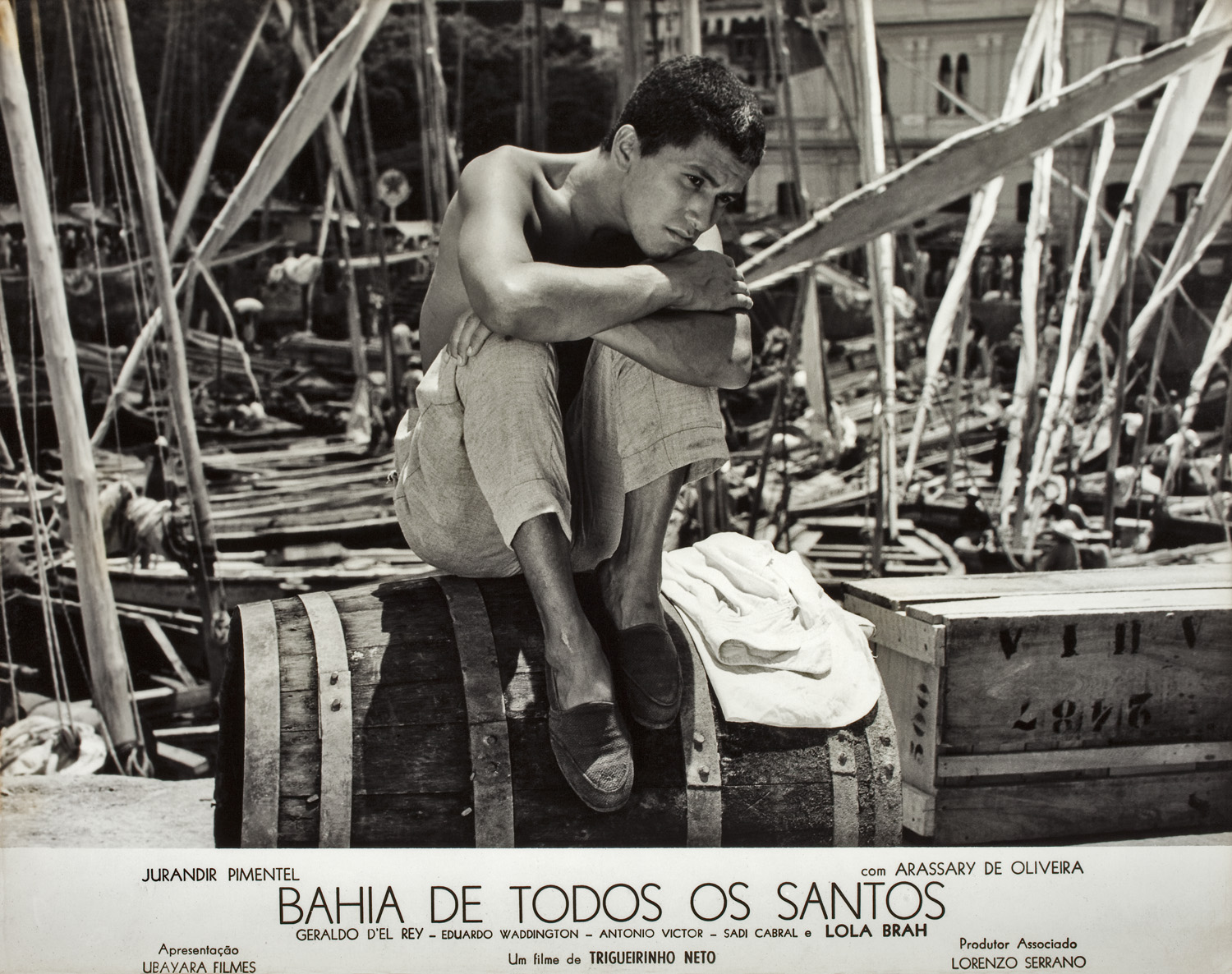 Durante a ditadura do Estavo Novo, jovem rejeitado pelos pais sobrevive de pequenos furtos no porto de Salvador e dos favores de uma amante inglesa.
Religião e política, autoritarismo e greve operária, adultério e racismo perpassam Bahia de Todos os Santos, que terá influência significativa na formação do movimento cinemanovista.