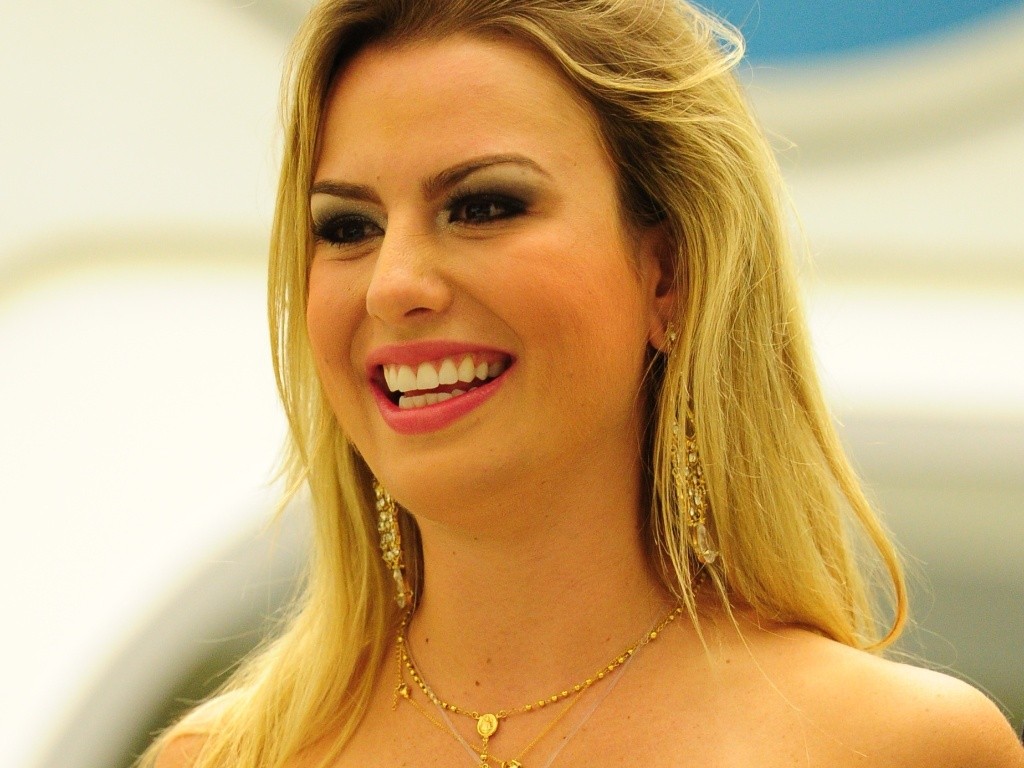 A "princesa" mineira não teve uma presença expressiva no BBB 13, mas chegou à final sendo extremamente fofa com os colegas de casa - lembra dos pedidos de desculpa da moça, feitos com pasta de dente?