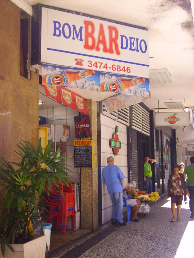 Na minha cidade, havia um homem chamado Ado, que abriu um bar. E seu bar era bom. Tão bom que foi batizado de Bom Bar de Ado. Já o nome desse bar carioca, a gente não sabe explicar de onde surgiu.