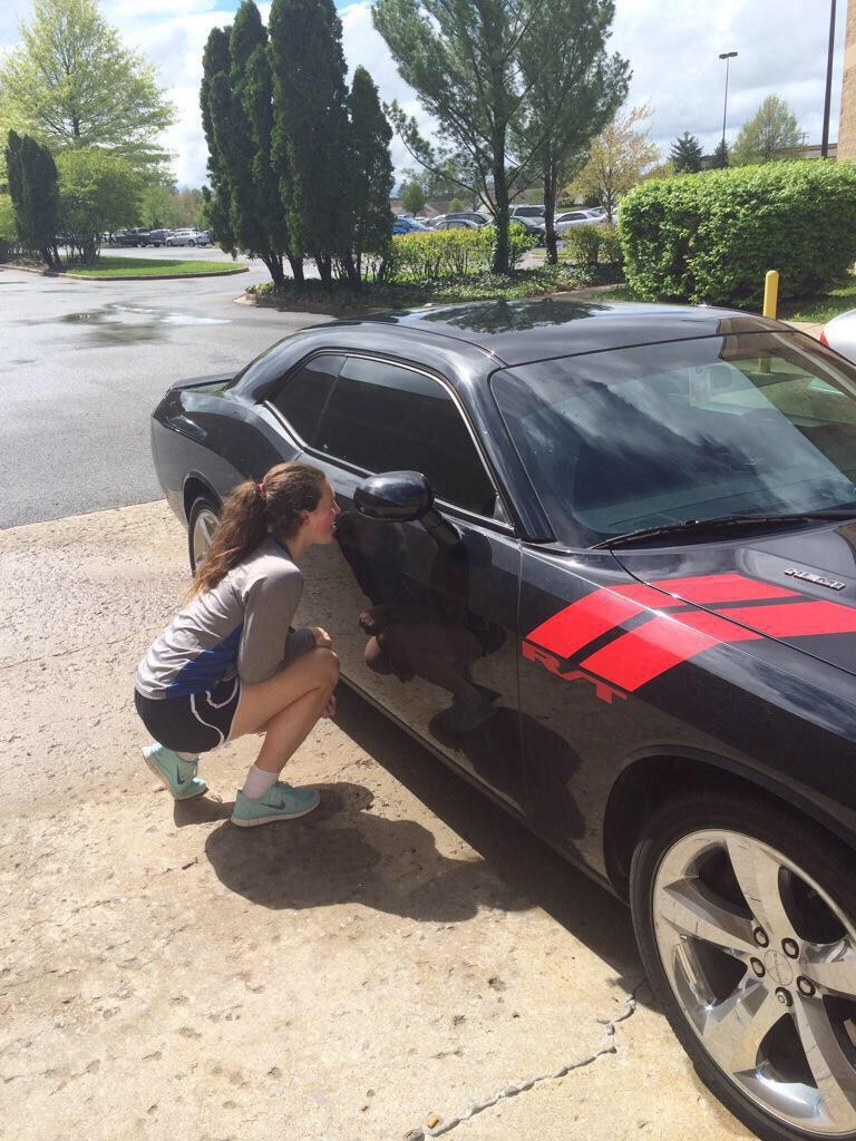 A moda rapidamente pegou e o carro dele virou alvo de garotas que postam as imagens nas redes sociais