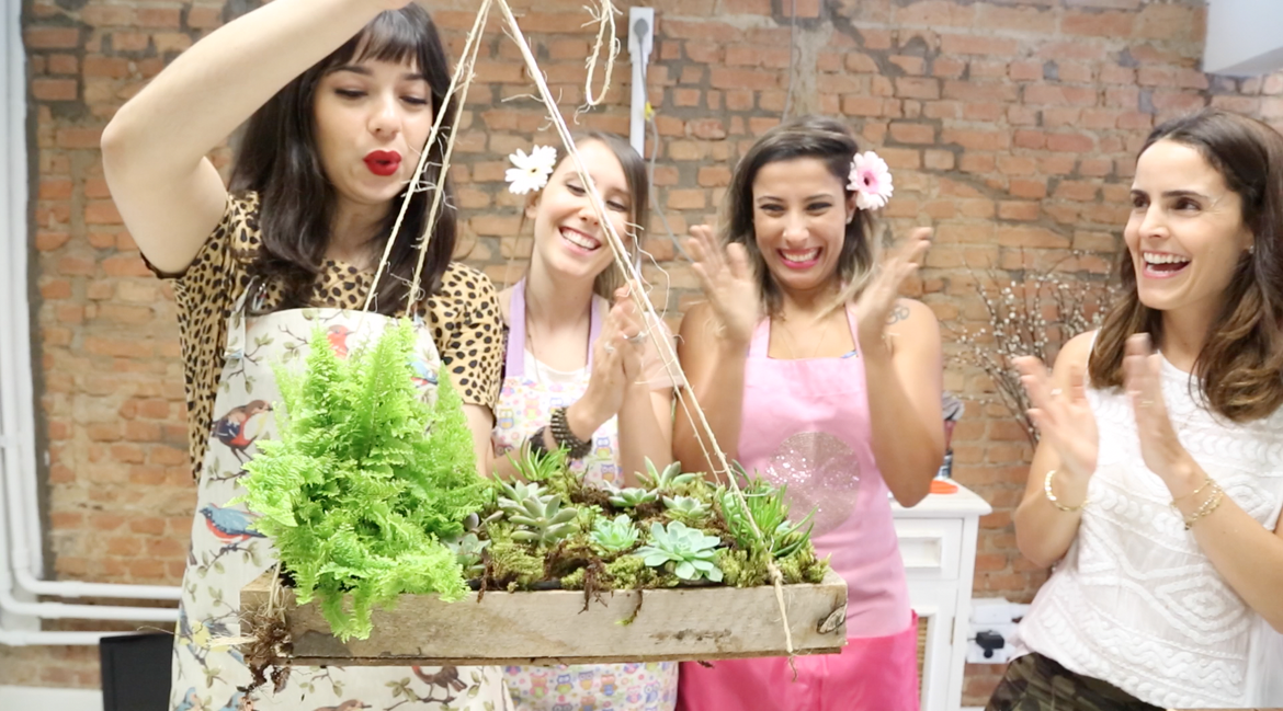Cazamiga: Ju, Marcinha e Fabi aprendem a fazer arranjos com flores