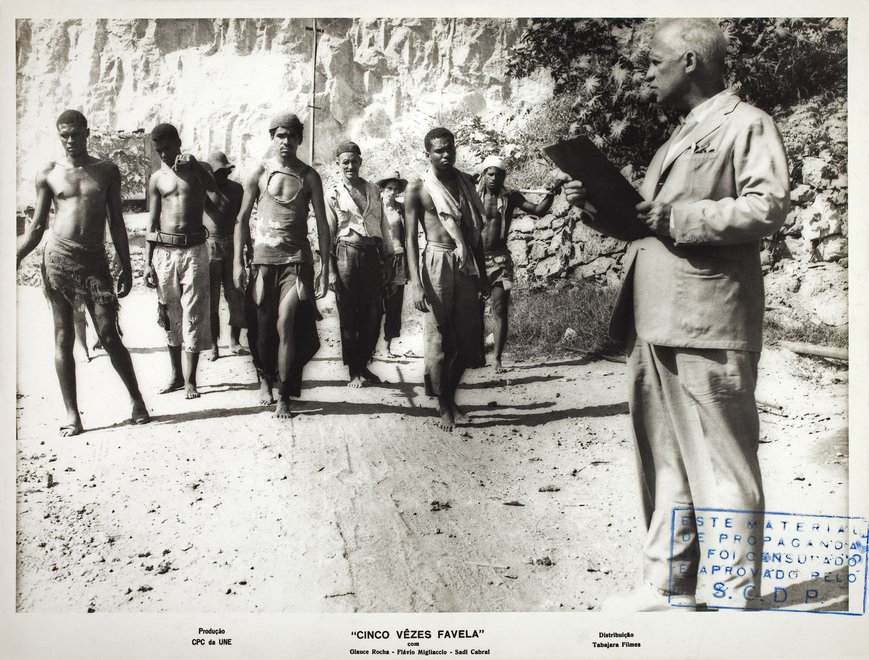 Longa-metragem em cinco episódios, as histórias revelam possibilidades de desenvolvimento da consciência política na favela do Brasil dos anos 60.
O filme é uma produção do CPC – Centro Popular de Cultura da União Nacional dos Estudantes, inspirada pelo curta de Joaquim Pedro de Andrade, Couro de Gato, que compõem o longa.