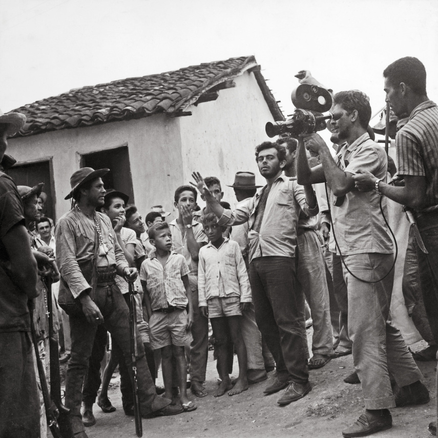 Castigado pela seca e pela exploração e sem trabalho, o sertanejo Manuel (Geraldo Del Rey) e a mulher, Rosa (Yoná Magalhães), fogem pelo sertão até encontrar um líder messiânico, São Sebastião  (Lídio Silva). O casal se torna seu discípulo, mas se revolta com ele e mata o religioso. 

Eles rumam novamente pelo sertão e encontram o cangaceiro Corisco (Othon Bastos), que é perseguido por um matador de aluguel,  Antônio das Mortes, contratado pela Igreja e por latifundiários para eliminar quem ameaça o status quo: o líder messiânico e o justiceiro do cangaço. 