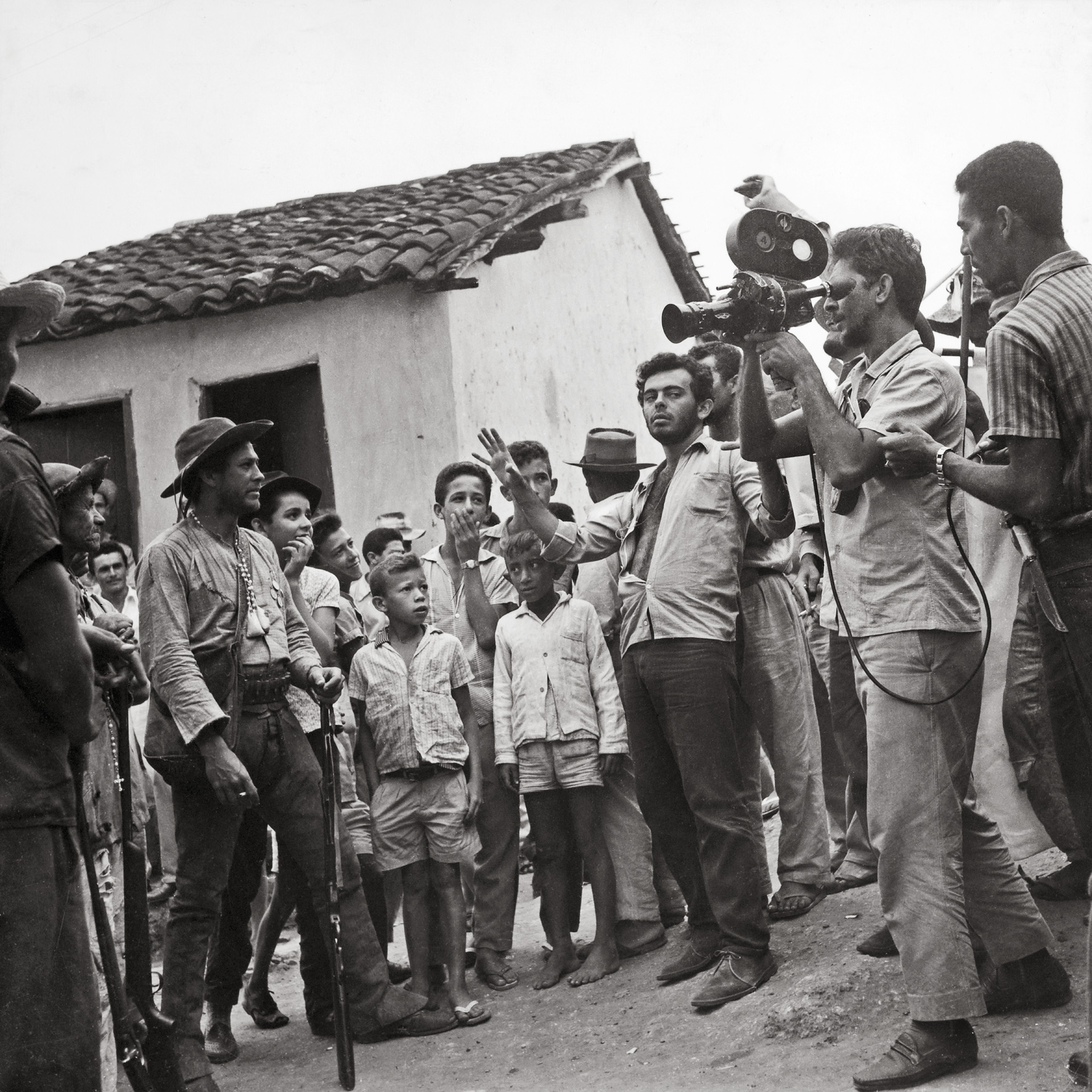 Castigado pela seca e pela exploração e sem trabalho, o sertanejo Manuel (Geraldo Del Rey) e a mulher, Rosa (Yoná Magalhães), fogem pelo sertão até encontrar um líder messiânico, São Sebastião (Lídio Silva). O casal se torna seu discípulo, mas se revolta com ele e mata o religioso.
Eles rumam novamente pelo sertão e encontram o cangaceiro Corisco (Othon Bastos), que é perseguido por um matador de aluguel, Antônio das Mortes, contratado pela Igreja e por latifundiários para eliminar quem ameaça o status quo: o líder messiânico e o justiceiro do cangaço.