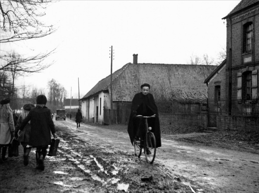 Dirigido por Robert Bresson e inspirado no livro de Claude Laydu, o filme narra a vida de um jovem padre em sua primeira paróquia 