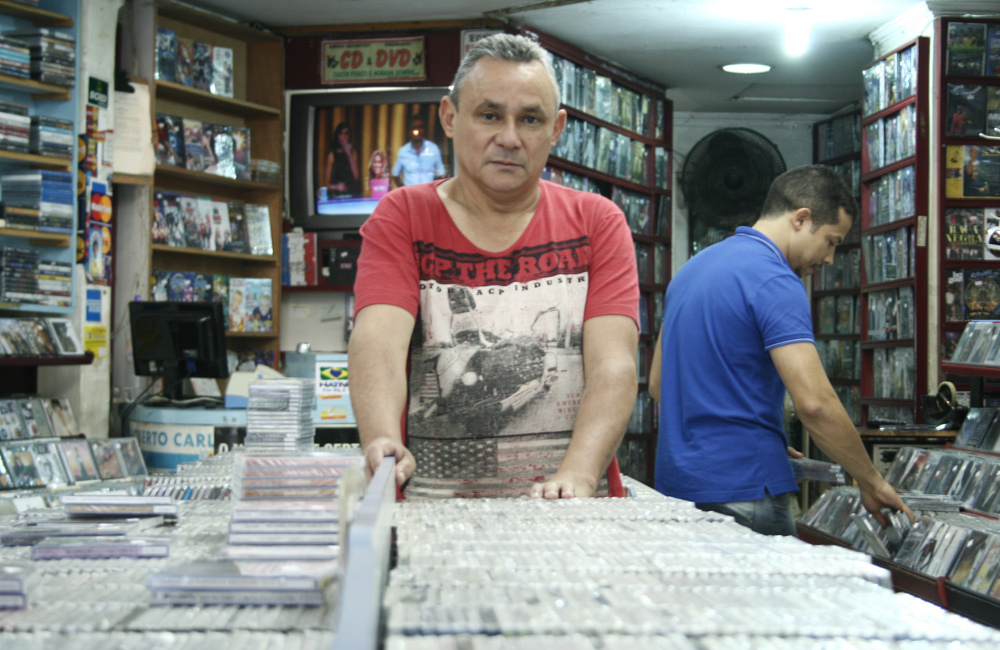 Sebastião Pereira da Silva, 60 anos, trabalha em lojas de CDs desde os 30 e vê o CD penando para sobreviver: 'O movimento caiu uns 80% desde que comecei. As gravadoras não têm produto bom pra fornecer, e, quando tem, é muito caro'