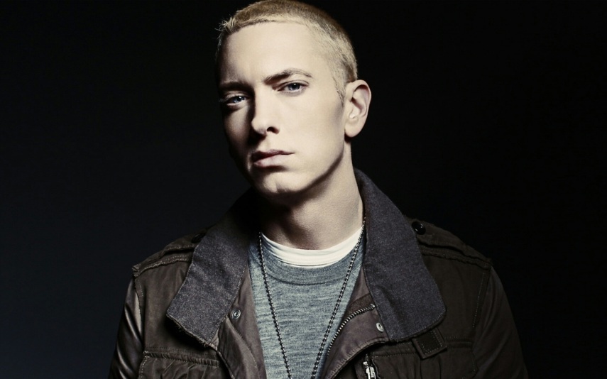 O Eminem é bem loucão, né? Uma das encrencas dele foi tirar uma arma no meio de uma balada e ameaçar um cara de morte. Bem sussa! 