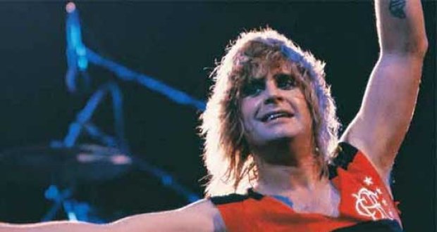 Resposta: 

Ozzy se encontrou com Ronald Biggs, criminoso inglês que se refugiou no Rio após assaltar um trem na Inglaterra.