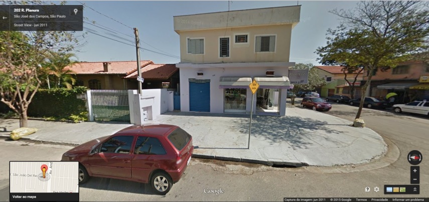 <b>Existe?</b>
O Google Maps diz que não, mas tem explicação: a última foto feita na rua foi em 2011, e a casa é mais nova que isso. Mas dá pra notar que é o mesmo lugar, né?