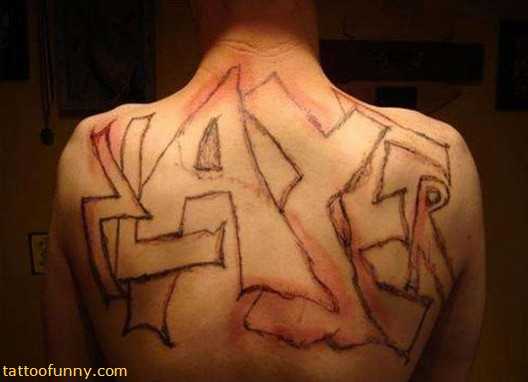 Será que o tatuador estava bêbado?