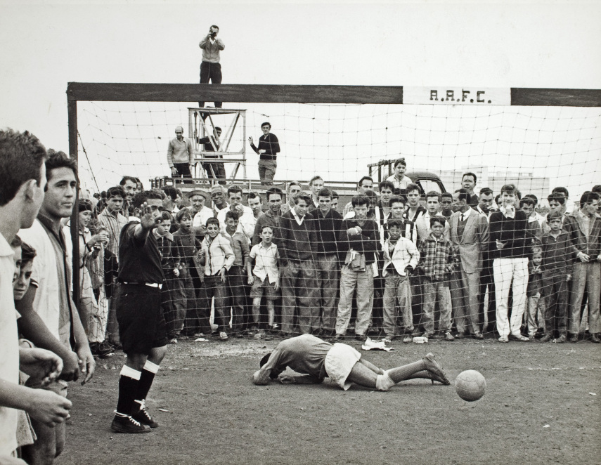 O documentário mostra a paixão brasileira pelo futebol, o sonho de ascensão econômica dos jovens pobres que ingressam na carreira de jogador e a válvula de escape das tensões sociais da maioria da população torcedora. 

Com depoimentos dos jogadores Pelé, Vavá e Zózimo e do treinador Vicente Feola.