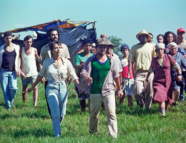 <b>Polêmicas</b>: A novela trouxe o debate sobre a luta por posse de terra, que ganhou repercussão na mídia e na sociedade em geral. Os Movimentos dos Sem-Terra e a reforma agrária foram temas da realidade retratos na ficção. 