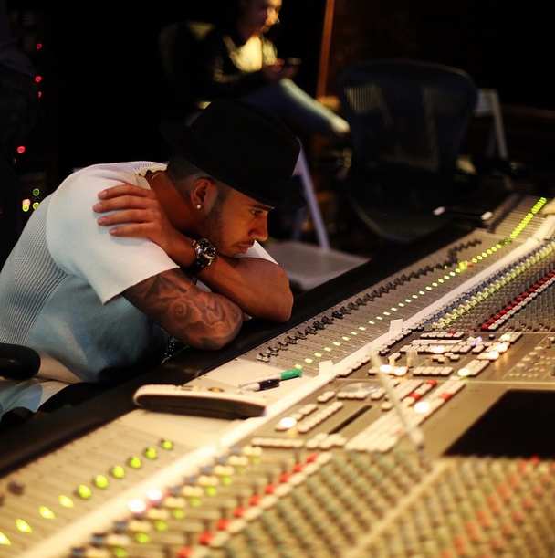 Hamilton tem várias novas musicas tatuadas em seu corpo, em menção ao seu gosto por música