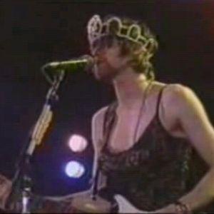Kurt curtia tocar vestido de mulher, e mesmo assim era mais macho que todos os rockstars glam da época!