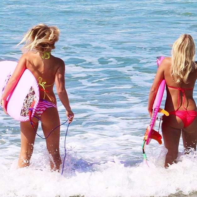 Irmãs australianas surfistas fazem sucesso nas redes sociais