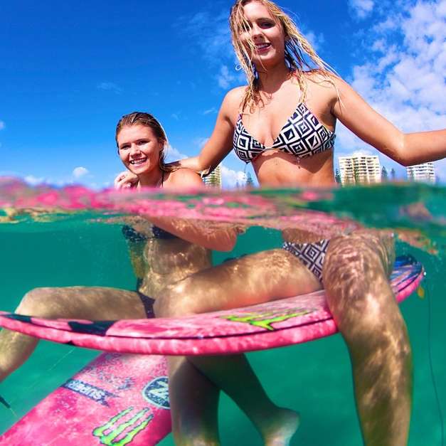 Irmãs australianas surfistas fazem sucesso nas redes sociais