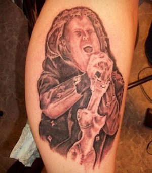 Até parece o Jim Morrison, mas não, é o cara do Korn mesmo