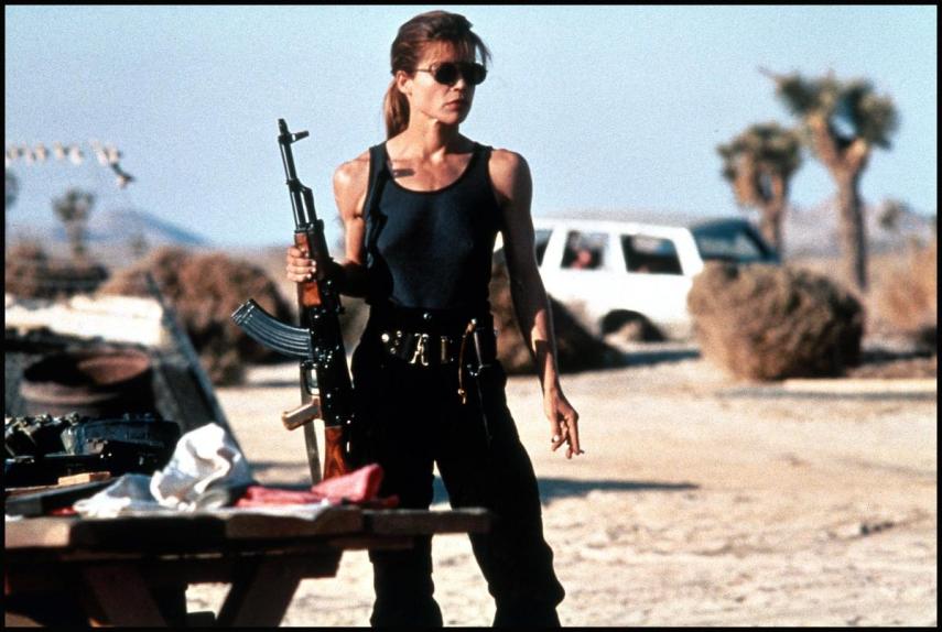 A mulher que você deixaria te dar um tiro!  A musa começou a carreira ainda nos anos 80 e marcou nosso imaginário com a personagem Sarah Connor em 