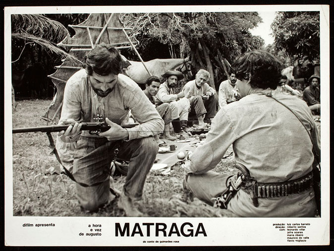 Baseado num conto do livro Saragana, de Guimarães Rosa, o filme foi vencedor do I Festival de Brasília e representou o Brasil no Festival de Cannes em 1966. 

Augusto Matraga (Leonardo Villar) é um violento fazendeiro que, traído pela esposa, Dionorá, é emboscado por seus inimigos e dado como morto. Mas, ele é salvo e volta-se para a religiosidade. Augusto conhece Joãozinho Bem Bem (Joffre Soares), jagunço que o faz viver um conflito interno, instigando os instintos violentos de sua personalidade. 