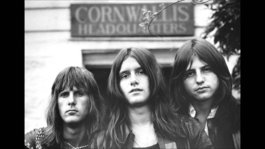 Ícone do rock progressivo, o trio Emerson Lake And Palmer levou 63 roadies para sua turnê em 1977. Entre eles, estaria o instrutor de karatê do baterista Carl Palmer e um cara para cuidar do tapete persa que eles levavam para os palcos.