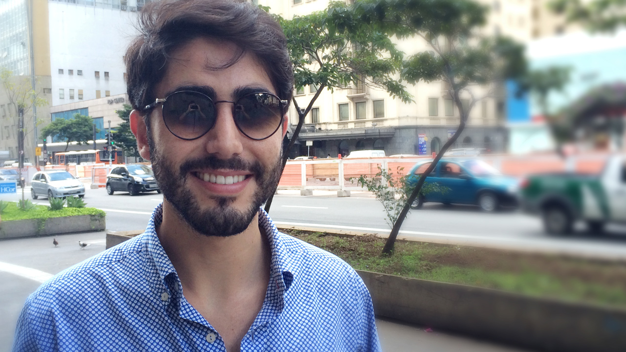 <b>Pior mentira que contou:</b> Eu disse para os meus pais que não fumava, mesmo depois de eles acharem um maço de cigarro no meu bolso.
<b>Pior mentira que ouviu: </b>Meus pais diziam que nunca haviam experimentado maconha. Um dia, eles me viram fumando, e confessaram que também haviam experimentado.