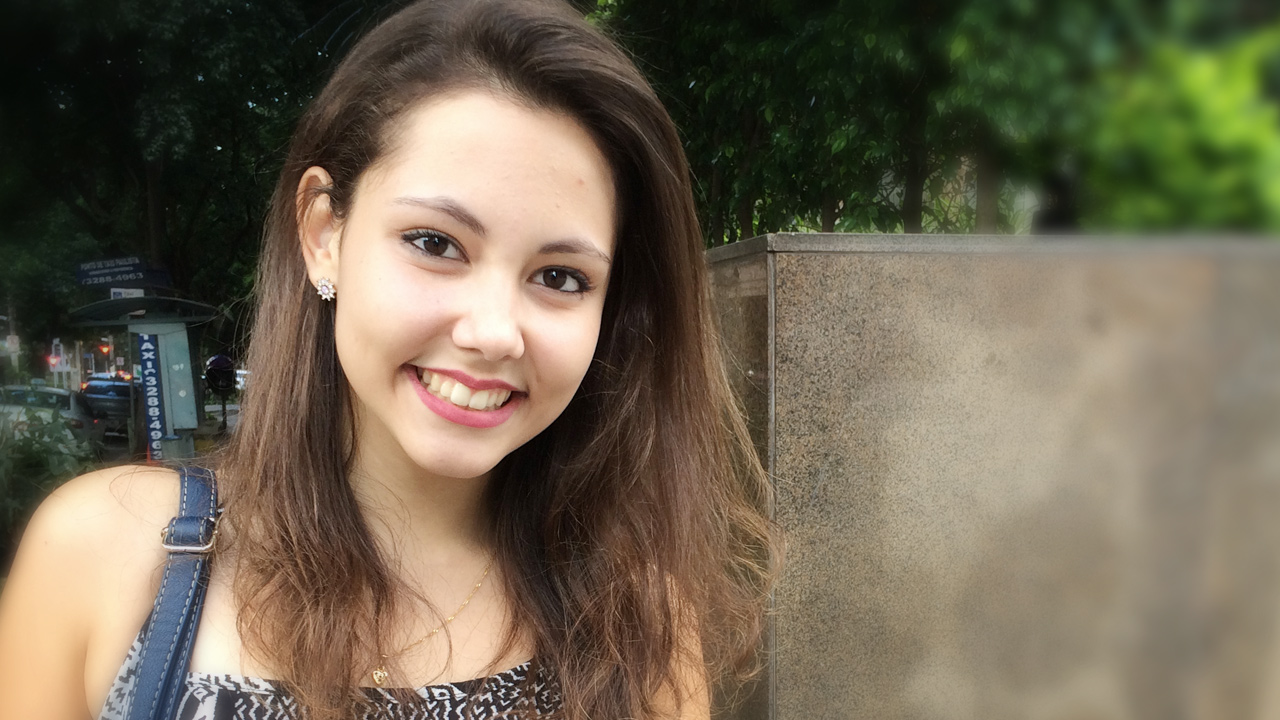 <b>Pior mentira que ouviu: </b>Quando eu tinha 15 anos, uma amiga minha fez um perfil falso no MSN de um menino. Ela disse que o garoto morava no condomínio dela, e 'ele' me adicionou. Eu conversei bastante com o cara por um tempo, e minha amiga até me levou para conhecê-lo, mas ele acabou 'indo morar' na Alemanha.
<b>Pior mentira que contou: </b>Uma vez, eu fui para o motel com meu namorado, e a minha mãe ficou ligando o tempo todo, querendo saber onde eu estava. Eu não sabia o que fazer. Aumentei o rádio do quarto no último volume e disse para ela que estava em uma festa.