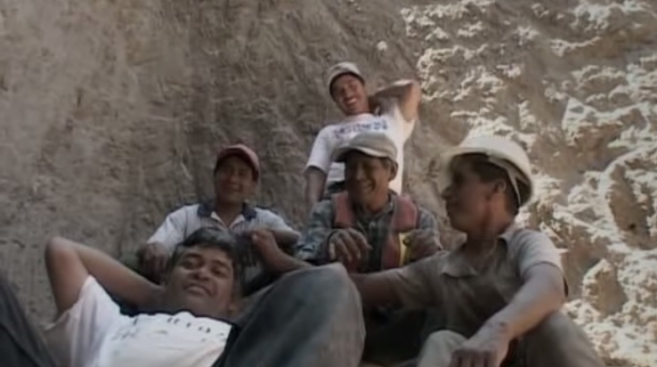 Melhor documentário internacional do festival Sundance 2006, No Buraco, o filme de  Juan Carlos Rulfo, lançado em 2006, mostra a rotina de construtores de um gigantesco viaduto na Cidade do México. 

Recebeu Menção Honrosa no É Tudo Verdade 2006. 

<a href=