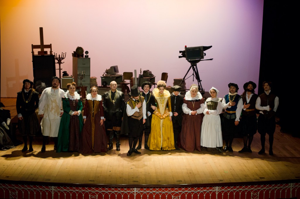 A peça homônima do dramaturgo inglês Ben Jonson (1572- 1637), The staple of news, é a inspiração do documentário de Jorge Furtado, lançado em 2014.

O filme traz os depoimentos de treze importantes jornalistas brasileiros. Eles falam sobre o sentido e a prática de sua profissão, as mudanças na maneira de consumir notícias, o futuro do jornalismo, e também sobre casos recentes da política brasileira, onde a cobertura da imprensa teve papel de grande destaque. 


<a href="https://www.youtube.com/watch?v=rMBj7kBTgZk">
Veja o trailer</a>