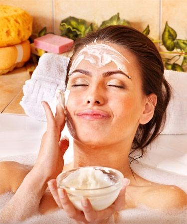 Prepare uma máscara tonificante utilizando uma clara de um ovo, batida em neve e suco de 1/2 limão. Misture os ingredientes na batedeira durante três minutos e aplique a mistura na face. Deixe o creme agir por 30 minutos e depois lave bem o rosto