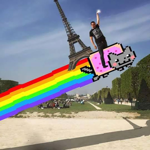 O holandês Sid Frisjes pediu a usuários do 4Chan que editassem a torre Eiffel para ficar debaixo de seu dedo