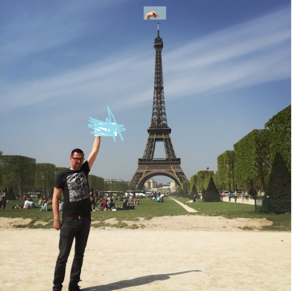 O holandês Sid Frisjes pediu a usuários do 4Chan que editassem a torre Eiffel para ficar debaixo de seu dedo