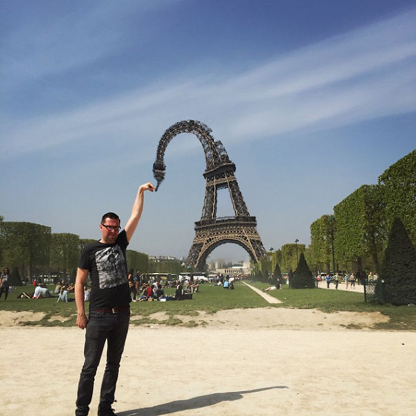 O holandês Sid Frisjes pediu a usuários do 4Chan que editassem a torre Eiffel para ficar debaixo de seu dedo