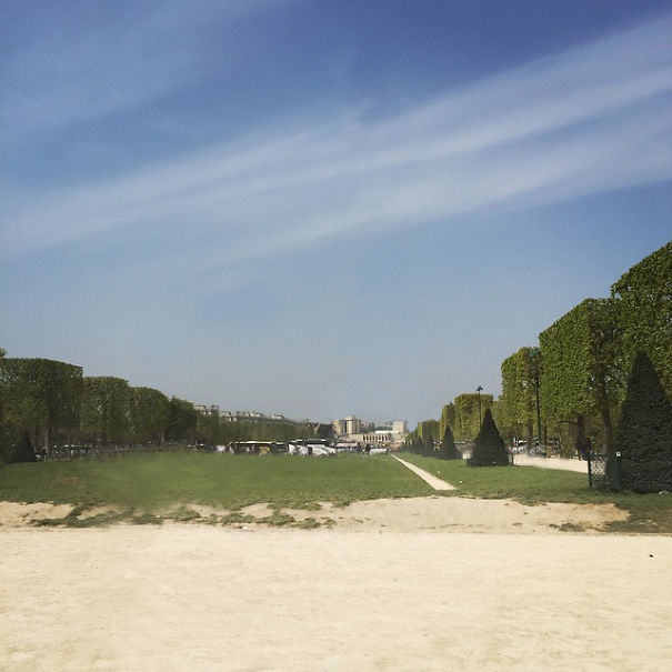 O holandês Sid Frisjes pediu a usuários do 4Chan que editassem a torre Eiffel para ficar debaixo de seu dedo