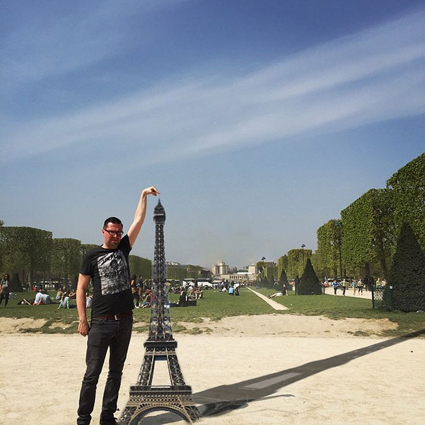 O holandês Sid Frisjes pediu a usuários do 4Chan que editassem a torre Eiffel para ficar debaixo de seu dedo