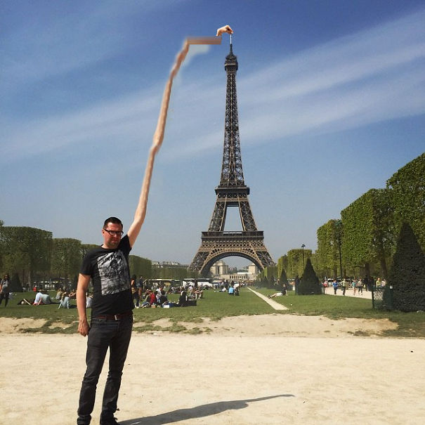 O holandês Sid Frisjes pediu a usuários do 4Chan que editassem a torre Eiffel para ficar debaixo de seu dedo