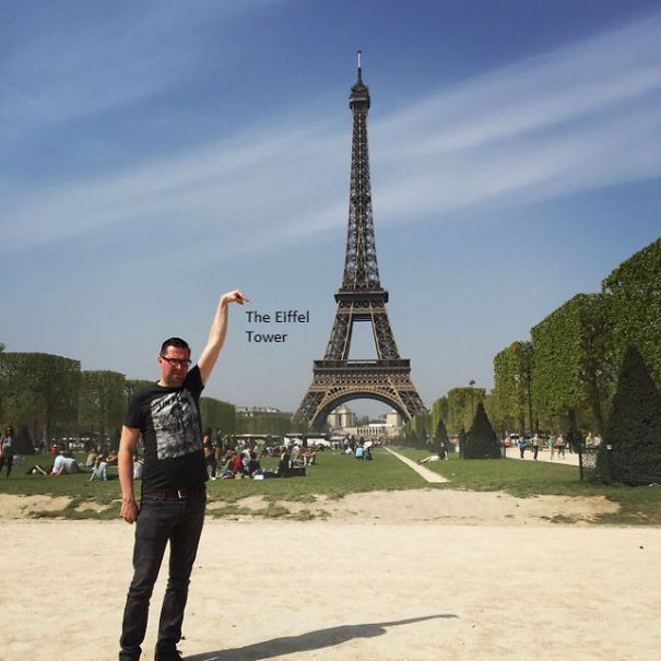 O holandês Sid Frisjes pediu a usuários do 4Chan que editassem a torre Eiffel para ficar debaixo de seu dedo