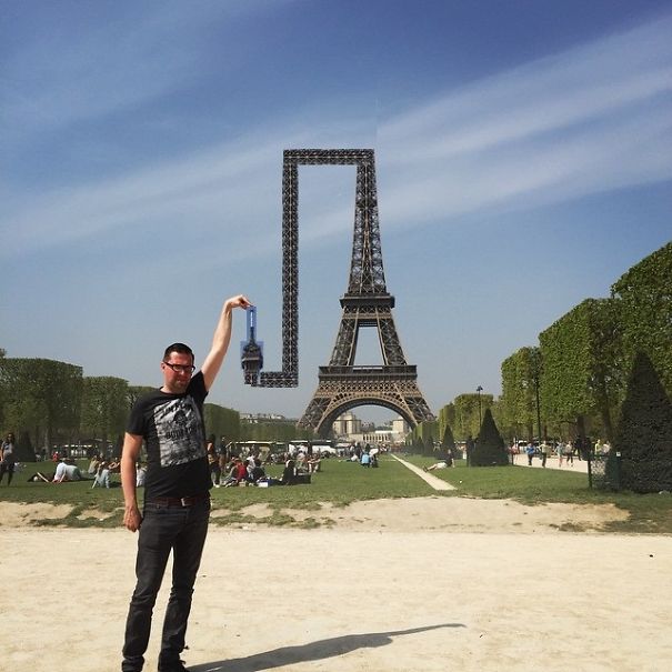 O holandês Sid Frisjes pediu a usuários do 4Chan que editassem a torre Eiffel para ficar debaixo de seu dedo