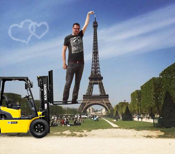 O holandês Sid Frisjes pediu a usuários do 4Chan que editassem a torre Eiffel para ficar debaixo de seu dedo