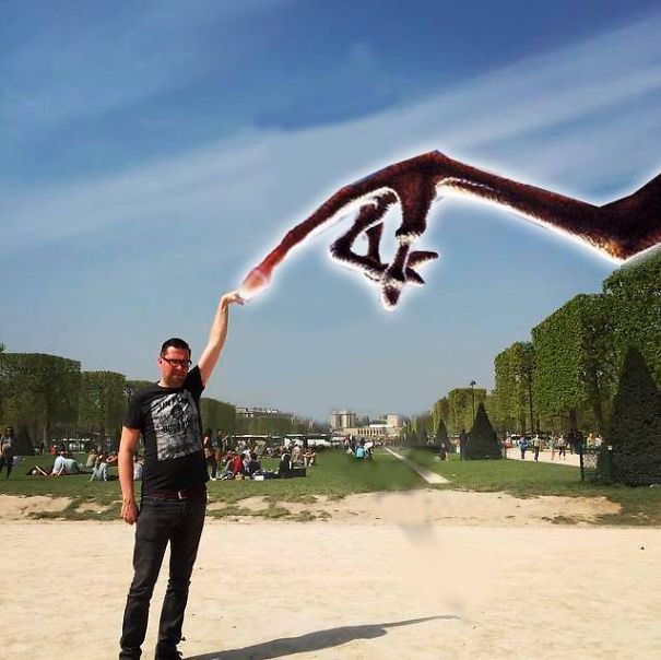 O holandês Sid Frisjes pediu a usuários do 4Chan que editassem a torre Eiffel para ficar debaixo de seu dedo