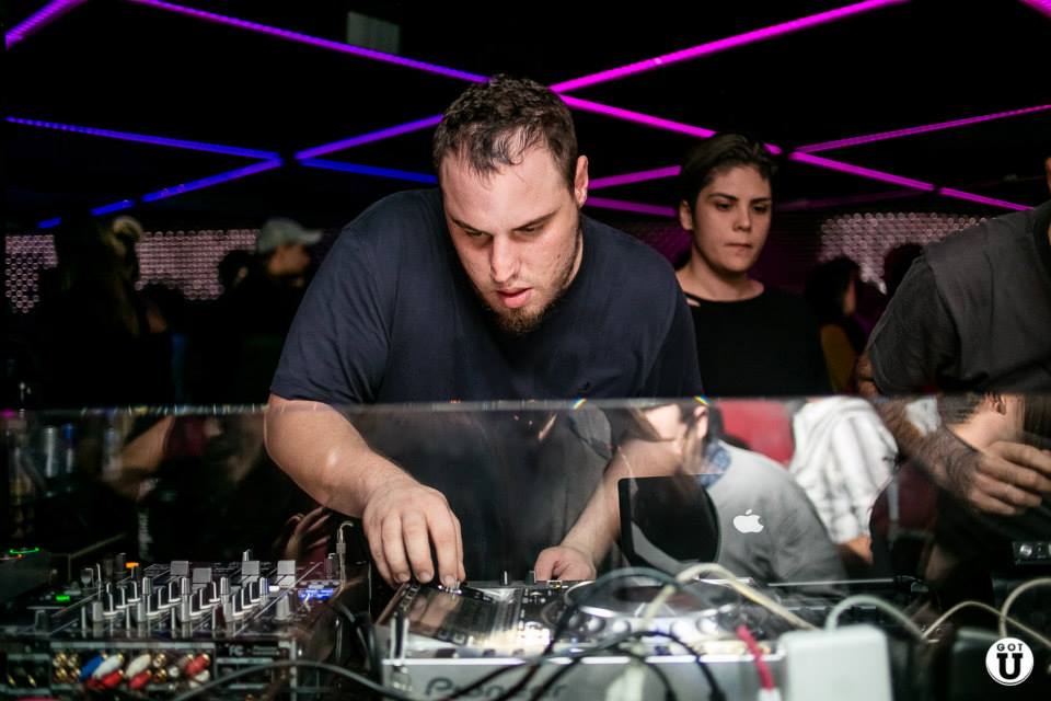 "Eu acho que ajuda, pois EDM é o que o nome diz: eletrônica dance music. Quanto mais divulgação tivermos em cima de musica eletrônica, melhor pra todos que trabalham na área, seja ela house, techno, pop eletrônico. O importante é a música eletrônica sendo difundida e espalhada."